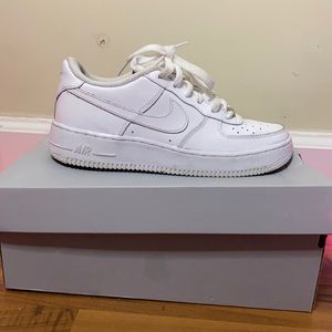 NIKE AIR FORCE 1s LOW TOP